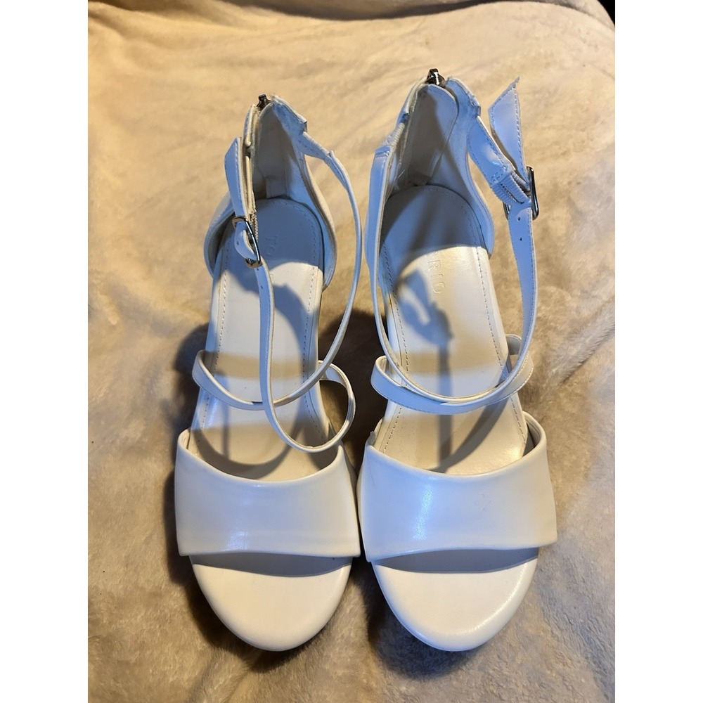 Torrid‎ White Block Heel Sandals Women's Size 8.5WW Wide Width Ankle Strap Heels
